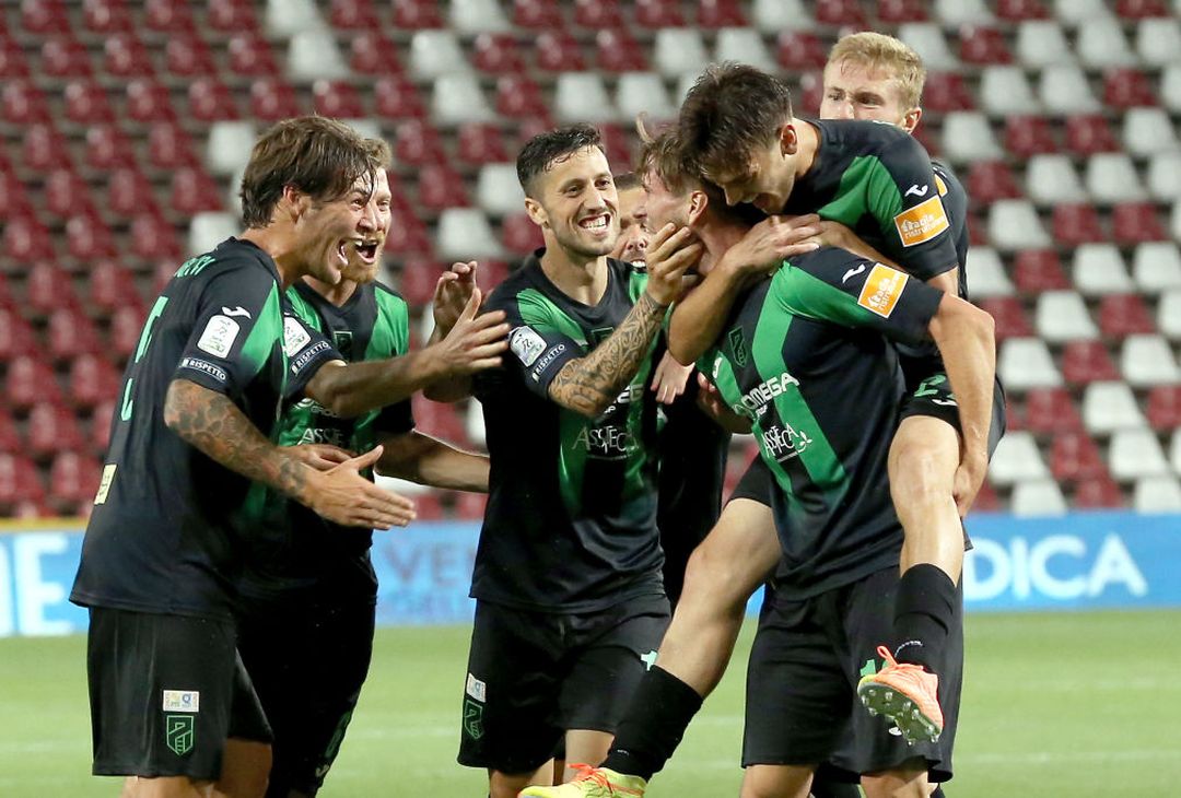  TRIESTE, ITALY - JUNE 29: Davide Mazzocco of Pordenone celebrates after scoring his team's first goal with teammates during the serie B match between Pordenone Calcio and Virtus Entella at Dacia Arena on June 29, 2020 in Udine, Italy. (Photo by Getty Images/Getty Images for Lega Serie B ) 