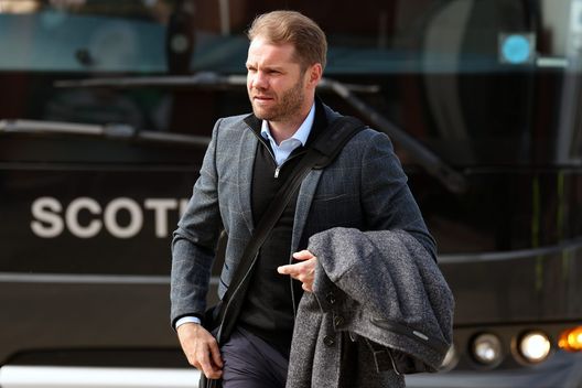 GLASGOW, SCOTLAND - MAY 07: Hearts manager Robbie Neilson arrives prior to the Cinch Scottish Premiership match between Celtic and Heart of Midlothian at Celtic Park on May 07, 2022 in Glasgow, Scotland. (Photo by Ian MacNicol/Getty Images) Hearts, il tecnico Neilson avverte: “Fiorentina forte, ma giovedì daremo tutto”- immagine 2