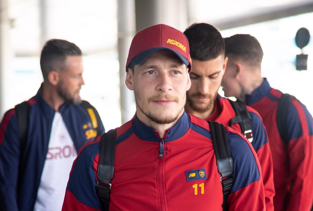 Roma in viaggio verso Leverkusen: presenti Dybala e gli indisponibili – FOTO GALLERY - immagine 9