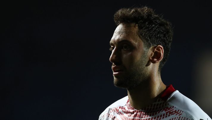 BERGAMO, ITALY - MAY 23: Hakan Calhanoglu of AC Milan looks on during the Serie A match between Atalanta BC and AC Milan at Gewiss Stadium on May 23, 2021 in Bergamo, Italy. Sporting stadiums around Italy remain under strict restrictions due to the Coronavirus Pandemic as Government social distancing laws prohibit fans inside venues resulting in games being played behind closed doors. (Photo by Marco Luzzani/Getty Images) BERGAMO, ITALY - MAY 23: Hakan Calhanoglu of AC Milan looks on during the Serie A match between Atalanta BC and AC Milan at Gewiss Stadium on May 23, 2021 in Bergamo, Italy. Sporting stadiums around Italy remain under strict restrictions due to the Coronavirus Pandemic as Government social distancing laws prohibit fans inside venues resulting in games being played behind closed doors. (Photo by Marco Luzzani/Getty Images)