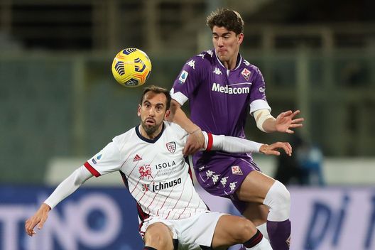 FLORENCE, ITALY - JANUARY 10: Dusan Vlahovic of ACF Fiorentina battles for the ball with Diego Godin of Cagliari Calcio during the Serie A match between ACF Fiorentina and Cagliari Calcio at Stadio Artemio Franchi on January 10, 2021 in Florence, Italy. (Photo by Gabriele Maltinti/Getty Images) FLORENCE, ITALY - JANUARY 10: Dusan Vlahovic of ACF Fiorentina battles for the ball with Diego Godin of Cagliari Calcio during the Serie A match between ACF Fiorentina and Cagliari Calcio at Stadio Artemio Franchi on January 10, 2021 in Florence, Italy. (Photo by Gabriele Maltinti/Getty Images)