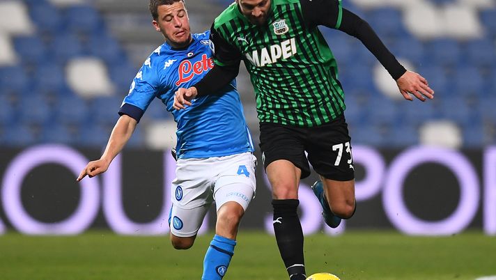 REGGIO NELL'EMILIA, ITALY - MARCH 03: Manuel Locatelli of U.S. Sassuolo Calcio battles for possession with Diego Demme of SSC Napoli during the Serie A match between US Sassuolo and SSC Napoli at Mapei Stadium - Città del Tricolore on March 03, 2021 in Reggio nell'Emilia, Italy. Sporting stadiums around Italy remain under strict restrictions due to the Coronavirus Pandemic as Government social distancing laws prohibit fans inside venues resulting in games being played behind closed doors. (Photo by Alessandro Sabattini/Getty Images) REGGIO NELL'EMILIA, ITALY - MARCH 03: Manuel Locatelli of U.S. Sassuolo Calcio battles for possession with Diego Demme of SSC Napoli during the Serie A match between US Sassuolo and SSC Napoli at Mapei Stadium - Città del Tricolore on March 03, 2021 in Reggio nell'Emilia, Italy. Sporting stadiums around Italy remain under strict restrictions due to the Coronavirus Pandemic as Government social distancing laws prohibit fans inside venues resulting in games being played behind closed doors. (Photo by Alessandro Sabattini/Getty Images)