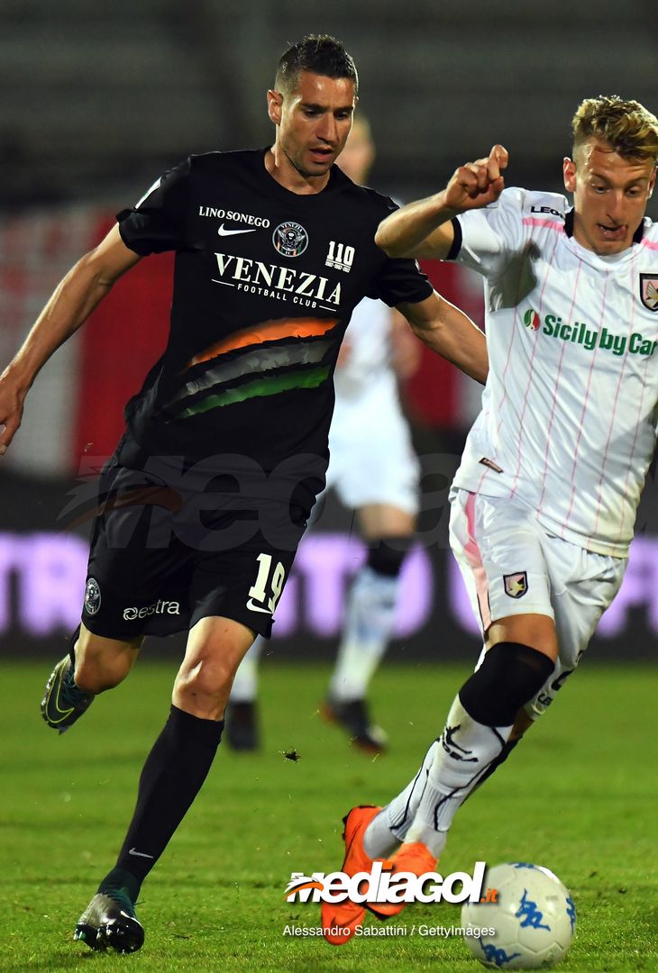  VENICE, ITALY - APRIL 27:  Alexandre Geijo Pazos of Venezia FC competes for the ball whit Antonino La Gumina of US Citta di Palermo during the serie B match between Venezia FC and US Citta di Palermo at Stadio Pier Luigi Penzo on April 27, 2018 in Venice, Italy.  (Photo by Alessandro Sabattini/Getty Images) 