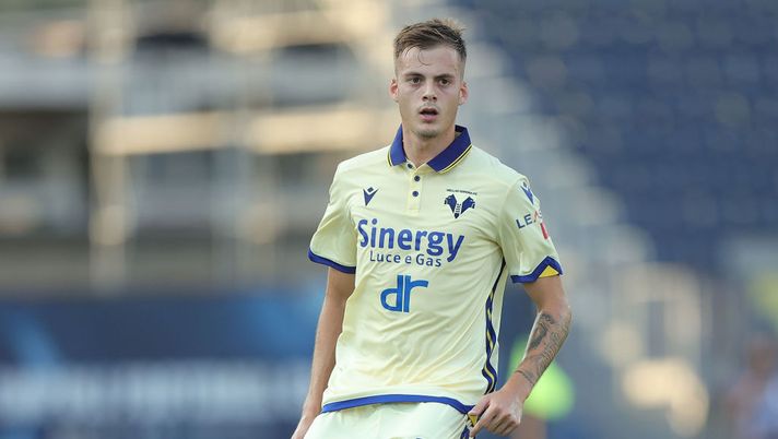 EMPOLI, ITALY - AUGUST 31: Ivan Ilic of Hellas Verona looks on during the Serie A match between Empoli FC and Hellas Verona at Stadio Carlo Castellani on August 31, 2022 in Empoli, Italy. (Photo by Gabriele Maltinti/Getty Images) Verona, dubbi e certezze di formazione: dalla gestione di Verdi a Ilic, Tamez e Lazovic - immagine 1