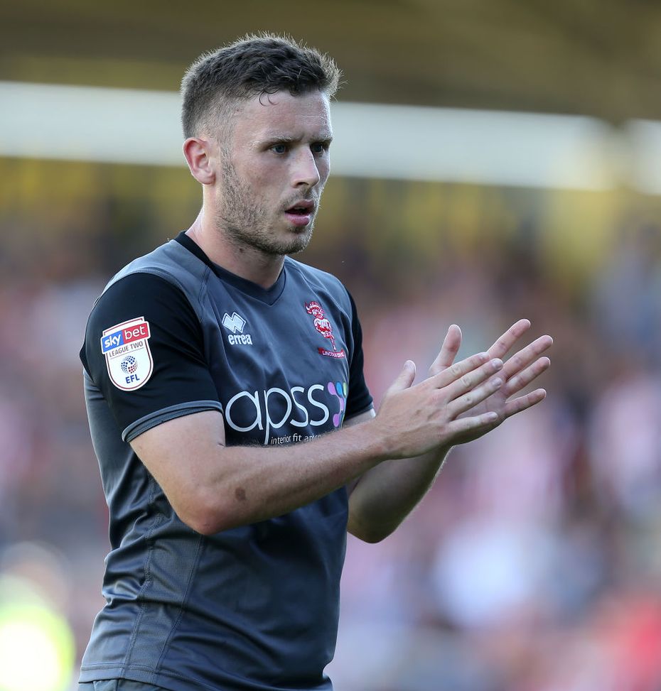 Shay McCartan nel 2018 con la maglia degli inglesi del Lincoln City (Photo by Pete Norton/Getty Images) Gestacci ai tifosi dopo i gol nel derby di Belfast: cartellino rosso, scambi di accuse e ricorsi- immagine 2