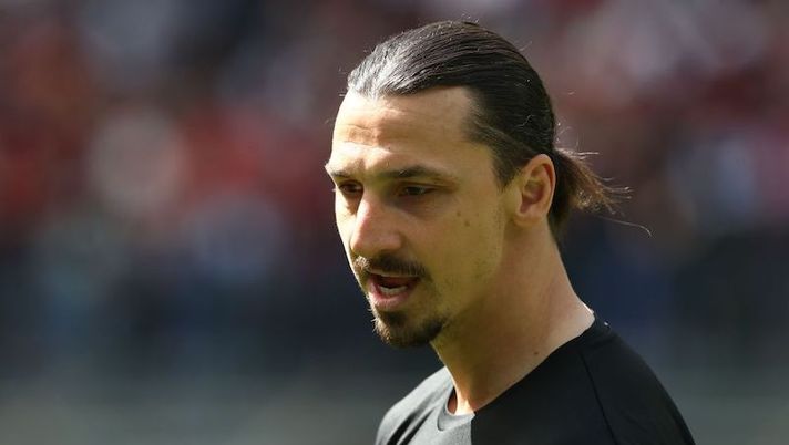 MILAN, ITALY - MAY 01: Zlatan Ibrahimovic of AC Milan looks on before the Serie A match between AC Milan and ACF Fiorentina at Stadio Giuseppe Meazza on May 01, 2022 in Milan, Italy. (Photo by Marco Luzzani/Getty Images) Milan, la Gazzetta: “Firme già in arrivo per Ibrahimovic: così sarà il contratto” - immagine 1
