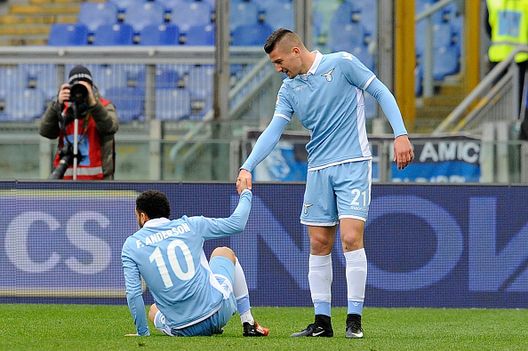 Calciomercato Lazio, Milinkovic aiuta Felipe Anderson ad alzarsi Calciomercato Lazio, Milinkovic aiuta Felipe Anderson ad alzarsi