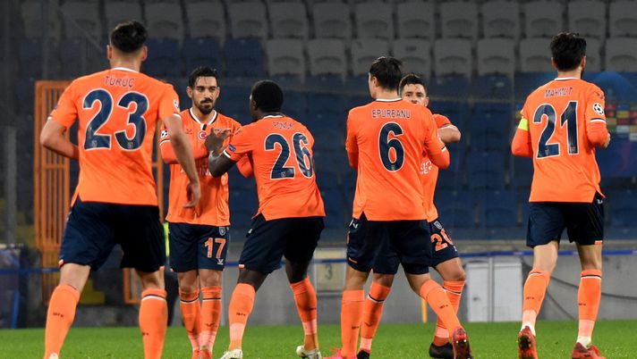 ISTANBUL, TURKEY - DECEMBER 02: Irfan Can Kahveci of Istanbul Basaksehir FK celebrates with team mates Carlos Ponck, Alexandru Epureanu and Mahmut Tekdemir after scoring their sides third goal during the UEFA Champions League Group H stage match between Istanbul Basaksehir and RB Leipzig at Basaksehir Fatih Terim Stadyumu on December 02, 2020 in Istanbul, Turkey. Sporting stadiums around Turkey remain under strict restrictions due to the Coronavirus Pandemic as Government social distancing laws prohibit fans inside venues resulting in games being played behind closed doors. (Photo by Burak Kara/Getty Images) L’esperto a VN: “Vittoria Istanbul con Fiorentina spartiacque, ma in negativo” - immagine 1