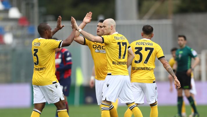 L'Udinese esulta dopo il gol al Crotone L'Udinese esulta dopo il gol al Crotone