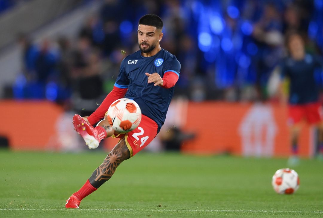  LEICESTER, ENGLAND - SEPTEMBER 16: Lorenzo Insigne of SSC Napoli shoots as he warms up prior to the UEFA Europa League group C match between Leicester City and SSC Napoli at The King Power Stadium on September 16, 2021 in Leicester, England. (Photo by Laurence Griffiths/Getty Images) 