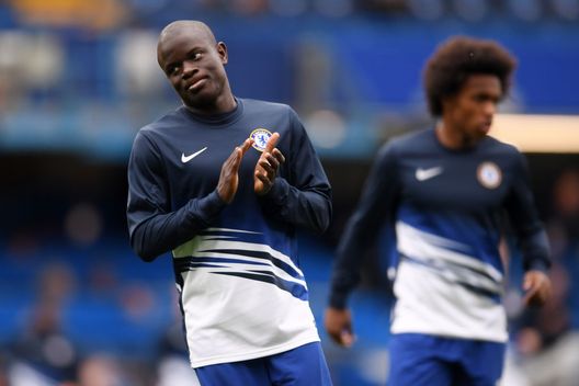 LONDON, ENGLAND - SEPTEMBER 22: N'Golo Kante of Chelsea warms up prior to the Premier League match between Chelsea FC and Liverpool FC at Stamford Bridge on September 22, 2019 in London, United Kingdom. (Photo by Laurence Griffiths/Getty Images) Chelsea, premio di un milione di sterline per infrangere il sogno del Liverpool- immagine 2