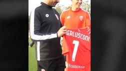 VIDEO/ Berlusconi, Pessina e la maglia del Monza: il siparietto