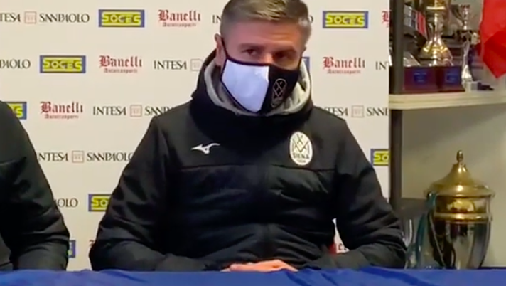 Siena, errore con i cambi e squadra in campo senza nessun 2001: panchina a rischio? La situazione 