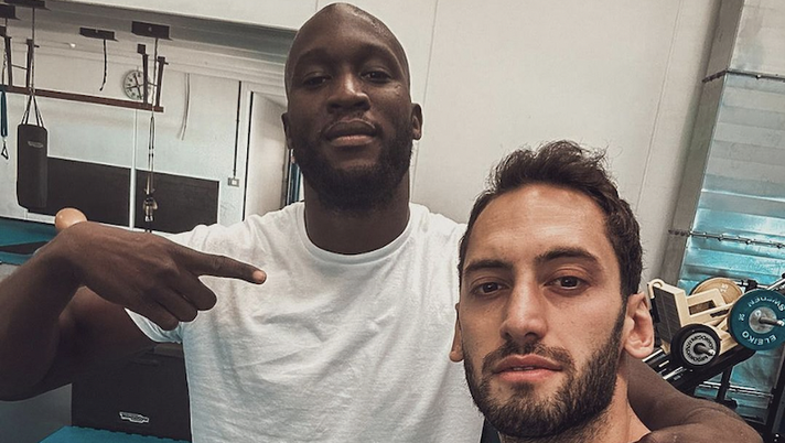 Inter, Calhanoglu e Lukaku in coro: “Stiamo tornando”. Cosa filtra sui due recuperi Inter, Calhanoglu e Lukaku in coro: “Stiamo tornando”. Cosa filtra sui due recuperi - immagine 1