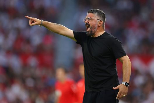 SEVILLE, SPAIN - OCTOBER 18: Gennaro Gattuso, Head Coach of Valencia CF reacts during the LaLiga Santander match between Sevilla FC and Valencia CF at Estadio Ramon Sanchez Pizjuan on October 18, 2022 in Seville, Spain. (Photo by Fran Santiago/Getty Images) Mercato, Gattuso si sfoga: “Non perderò energie ripetendomi, il club sa che abbiamo bisogno di giocatori”- immagine 2