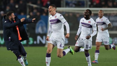 BERGAMO, ITALY - FEBRUARY 10: Nikola Milenkovic of ACF Fiorentina celebrates his goal with his team-mates during the Coppa Italia match between Atalanta BC and ACF Fiorentina at Gewiss Stadium on February 10, 2022 in Bergamo, Italy. (Photo by Emilio Andreoli/Getty Images)