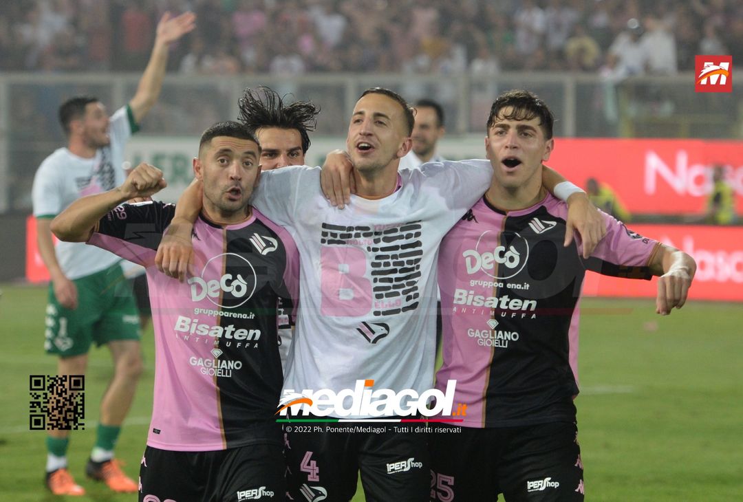 FOTO Palermo in Serie B, i festeggiamenti dei rosanero al Renzo Barbera (Gallery) - immagine 38