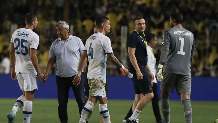 ISTANBUL, TURKEY - JULY 27: Dynamo Kyiv players and head coach Mircea Lucescu celebrate their win against Fenerbahce during the UEFA Champions League Second Qualifying Round Second Leg match between Fenerbahce and Dynamo Kyiv at Ulker Sukru Saracoglu Stadium on July 27, 2022 in Istanbul, Turkey. (Photo by Burak Kara/Getty Images) Tifosi Fenerbache, cori pro Putin nella sfida con la Dinamo Kiev. Lucescu: “Peccato”. L’Ucraina: “Triste” - immagine 1