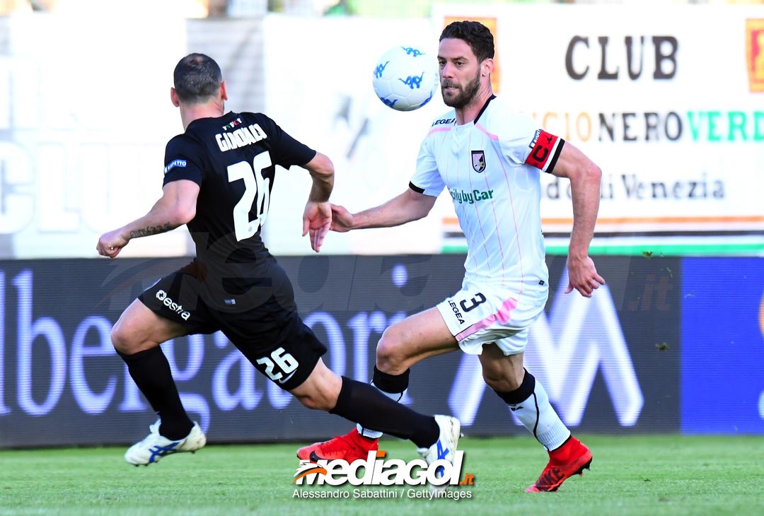  VENICE, ITALY - APRIL 27:  Andrea Rispoli of US Citta di Palermo in action during the serie B match between Venezia FC and US Citta di Palermo at Stadio Pier Luigi Penzo on April 27, 2018 in Venice, Italy.  (Photo by Alessandro Sabattini/Getty Images) 
