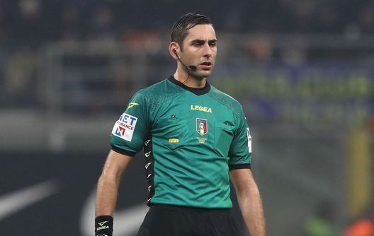 MILAN, ITALY - NOVEMBER 09: Referee Andrea Colombo looks on during the Serie A match between FC Internazionale and Bologna FC at Stadio Giuseppe Meazza on November 09, 2022 in Milan, Italy. (Photo by Marco Luzzani/Getty Images) andrea colombo arbitro di serie A