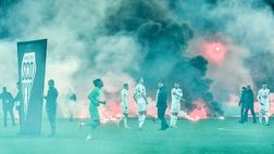 Saint-Etienne-Angers, lancio di fumogeni in campo prima del match