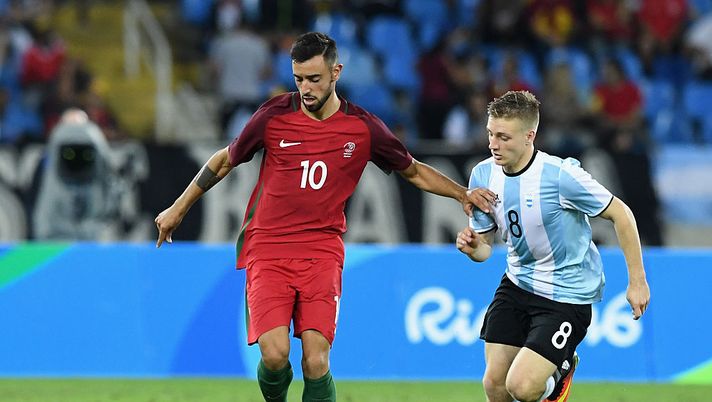 RIO DE JANEIRO, BRAZIL - AUGUST 04: Fernandes Bruno of Portugal (L) and Santiago Ascacibar of Argentina compete for the ball during the Men's Group D first round match between Portugal and Argentina during the Rio 2016 Olympic Games at the Olympic Stadium on August 4, 2016 in Rio de Janeiro, Brazil. (Photo by Quinn Rooney/Getty Images) RIO DE JANEIRO, BRAZIL - AUGUST 04: Fernandes Bruno of Portugal (L) and Santiago Ascacibar of Argentina compete for the ball during the Men's Group D first round match between Portugal and Argentina during the Rio 2016 Olympic Games at the Olympic Stadium on August 4, 2016 in Rio de Janeiro, Brazil. (Photo by Quinn Rooney/Getty Images)