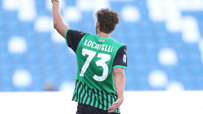 REGGIO NELL'EMILIA, ITALY - OCTOBER 03: Manuel Locatelli of US Sassuolo celebrates after scoring a goal during the Serie A match between US Sassuolo and FC Crotone at Mapei Stadium - Città del Tricolore on October 3, 2020 in Reggio nell'Emilia, Italy (Photo by Gabriele Maltinti/Getty Images) Sassuolo, lo strano caso di Locatelli rigorista… a causa dell’emergenza - immagine 1