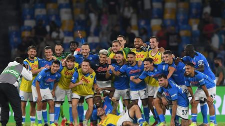 NAPLES, ITALY - SEPTEMBER 26: SSC Napoli players celebrate the victory after the Serie A match between SSC Napoli and Cagliari Calcio at Stadio Diego Armando Maradona on September 26, 2021 in Naples, Italy. (Photo by Francesco Pecoraro/Getty Images) NAPLES, ITALY - SEPTEMBER 26: SSC Napoli players celebrate the victory after the Serie A match between SSC Napoli and Cagliari Calcio at Stadio Diego Armando Maradona on September 26, 2021 in Naples, Italy. (Photo by Francesco Pecoraro/Getty Images)