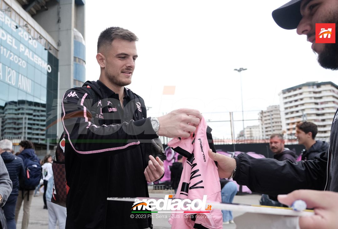 FOTO Cagliari-Palermo, i Rosanero in partenza dal “Renzo Barbera” (GALLERY) - immagine 13