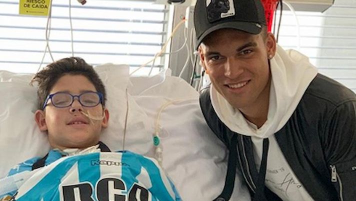Lautaro, che gesto: fa visita a un piccolo tifoso del Racing e gli regala la sua numero 10 