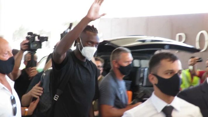 Roma, ecco Abraham: l’attaccante è atterrato in città per le visite, accolto dai cori - immagine 1