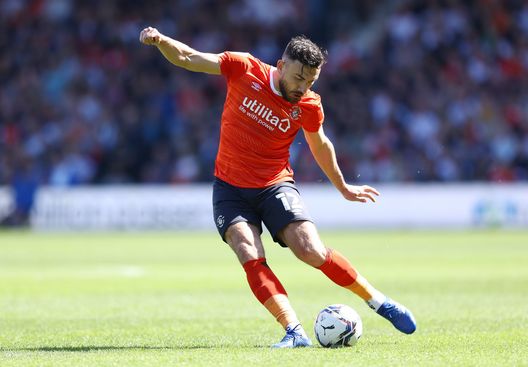 LUTON, ENGLAND - APRIL 15: Robert Snodgrass of Luton Town shoots during the Sky Bet Championship match between Luton Town and Nottingham Forest at Kenilworth Road on April 15, 2022 in Luton, England. (Photo by Alex Pantling/Getty Images) Snodgrass: “Adesso arriva la Fiorentina. Aiuterò la squadra a rialzarsi”- immagine 2