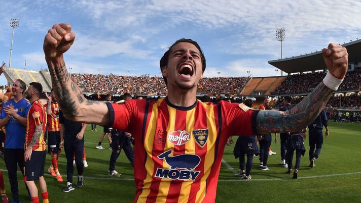 LECCE, ITALY - MAY 11: Lorenzo Venuti of US Lecce celebrates second place in the Serie B championship and promotion in the Serie A championship after the Serie B match between US Lecce and AC Spezia at Stadio Via del Mare on May 12, 2019 in Lecce, Italy. (Photo by Giuseppe Bellini/Getty Images for Lega B) Infortunio Venuti, buone notizie per il Lecce: ecco quando può rientrare in campo - immagine 1
