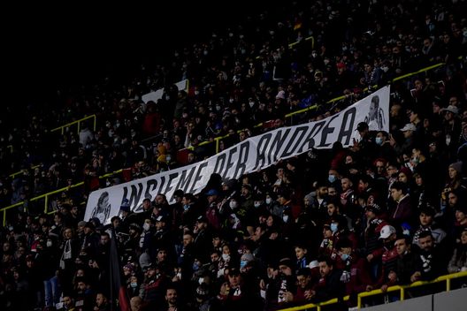 La dedica ad Andrea Fortunato (Photo by Daniele Badolato - Juventus FC/Juventus FC via Getty Images) La Juventus e le fiammelle gialle di Salerno- immagine 2