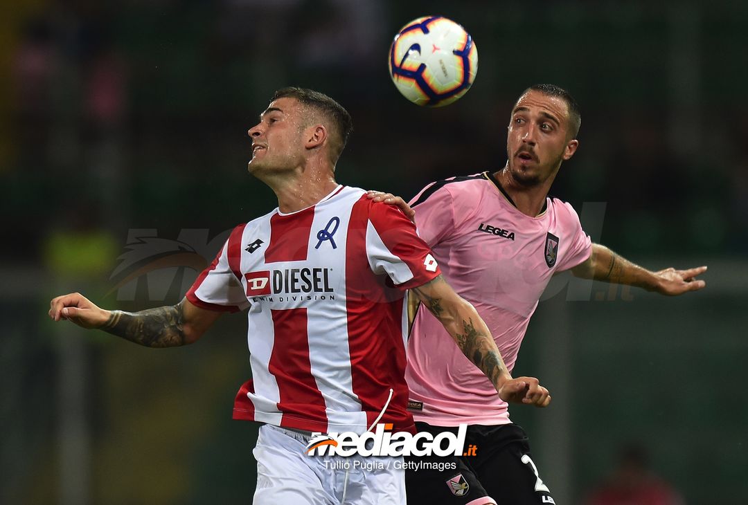  PALERMO, ITALY - AUGUST 05: Gianluca Laurenti (L) of Vicenza and Antonio Mazzotta of Palermo compete for a header during the TIM Cup match between US Citta' di Palermo and Vicenza Calcio at Stadio Renzo Barbera on August 5, 2018 in Palermo, Italy.  (Photo by Tullio M. Puglia/Getty Images) 