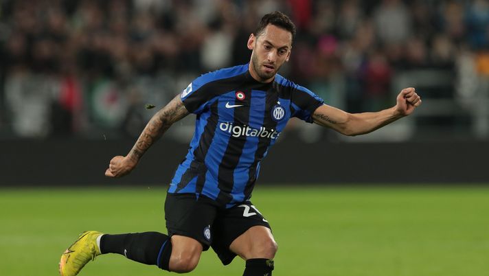 TURIN, ITALY - NOVEMBER 06: Hakan Calhanoglu of FC Internazionale in action during the Serie A match between Juventus and FC Internazionale at Allianz Stadium on November 06, 2022 in Turin, Italy. (Photo by Emilio Andreoli/Getty Images)  Inter Cagliari