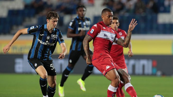 BERGAMO, ITALY - SEPTEMBER 11: Igor of ACF Fiorentina is challenged by Aleksej Miranchuk of Atalanta BC during the Serie A match between Atalanta BC and ACF Fiorentina at Gewiss Stadium on September 11, 2021 in Bergamo, Italy. (Photo by Emilio Andreoli/Getty Images) 