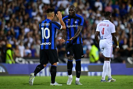 CESENA, ITALY - JULY 30: Romelu Lukaku of FC Internazionale celebrates with his teammate Lautaro Martinez of FC Internazionale during the Pre-season Friendly match between FC Internazionale and Olympique Lyonnaise at Dino Manuzzi Stadium on July 30, 2022 in Cesena, Italy. (Photo by Mattia Ozbot - Inter/Inter via Getty Images) Inter Lukaku Lautaro