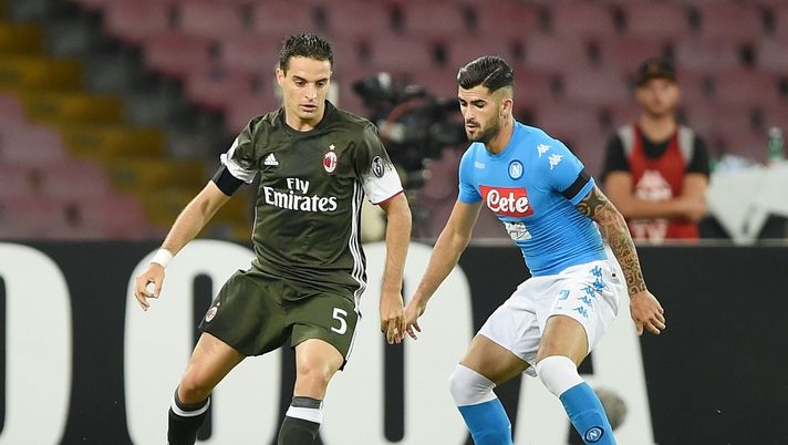 Giacomo Bonaventura, centrocampista del Milan, contro Elseid Hysaj del Napoli (credits: GETTY Images) 