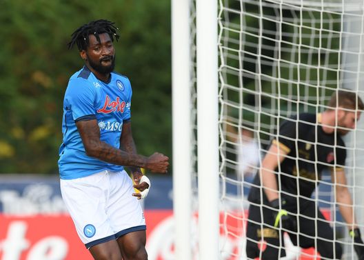 (Photo by SSC NAPOLI via Getty Images) VIDEO Anguissa, radio sulla spalla e musica ad alto volume prima dell’allenamento- immagine 2