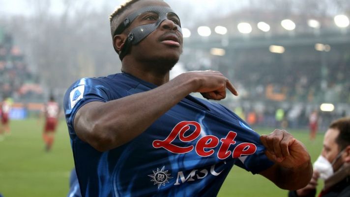 VENICE, ITALY - FEBRUARY 06: Victor Osimhen of Napoli celebrates after scoring his team's opening goal during the Serie A match between Venezia FC and SSC Napoli at Stadio Pier Luigi Penzo on February 06, 2022 in Venice, Italy. (Photo by Maurizio Lagana/Getty Images) Sky: “Osimhen, sorrisi dopo l’allenamento: con la Fiorentina ci sarà e giocherà” - immagine 1