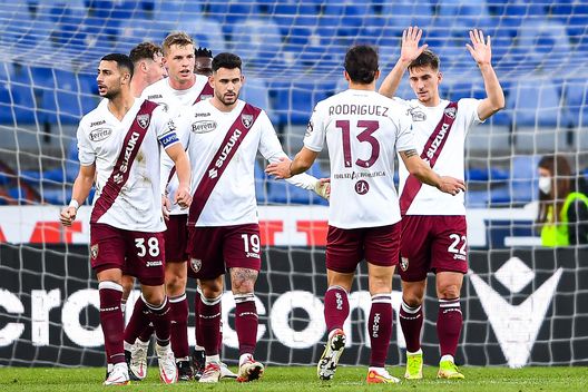 GENOA, ITALY - JANUARY 15: Dennis Praet of Torino (R) apologizes with his former fans as he celebrates with his team-mates after scoring a goal during the Serie A match between UC Sampdoria and Torino FC at Stadio Luigi Ferraris on January 15, 2022 in Genoa, Italy. (Photo by Getty Images) Serie A, la classifica dei punti in trasferta: il Torino è penultimo- immagine 3