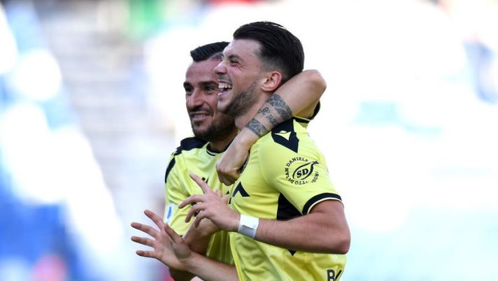 REGGIO NELL'EMILIA, ITALY - SEPTEMBER 11: Lazar Samardzic of Udinese Calcio celebrates with teammate Ilija Nestorovski after scoring their team's second goal during the Serie A match between US Sassuolo and Udinese Calcio at Mapei Stadium - Citta' del Tricolore on September 11, 2022 in Reggio nell'Emilia, Italy. (Photo by Alessandro Sabattini/Getty Images) Di Marzio: “Inter, Samardzic operazione simile a Frattesi: tutte le cifre e valore di Fabbian” - immagine 1