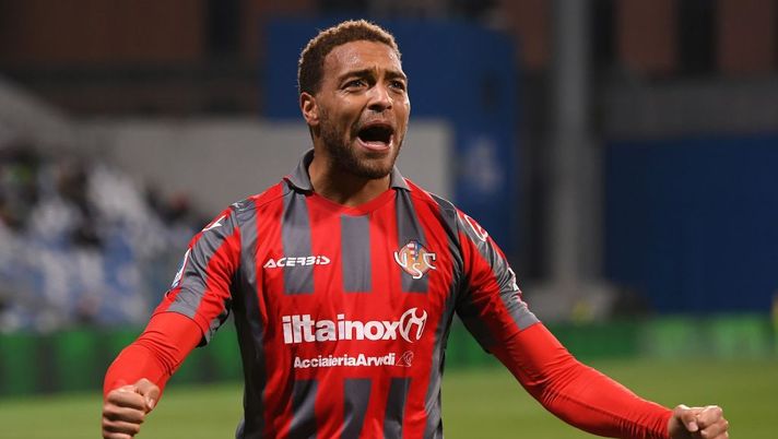 REGGIO NELL'EMILIA, ITALY - MARCH 06: Cyriel Dessers of US Cremonese celebrates after scoring his team second goal during the Serie A match between US Sassuolo and US Cremonese at Mapei Stadium - Citta' del Tricolore on March 06, 2023 in Reggio nell'Emilia, Italy. (Photo by Alessandro Sabattini/Getty Images) Dessers in tribuna, Ballardini: “Da tempo si porta dietro un problema al tendine” - immagine 1