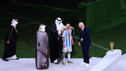 Mondiali, fa discutere il Bisht indossato da Messi. Il Qatar: “Ci celebra”