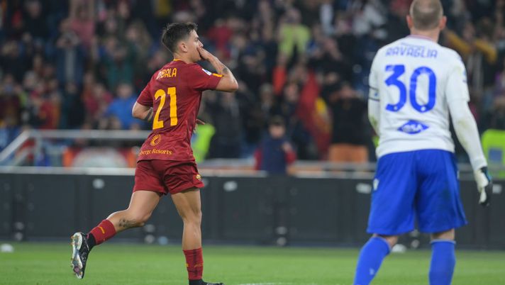 ROME, ITALY - APRIL 02: Paulo Dybala of AS Roma celebrates after scored the second goal for his team during the Serie A match between AS Roma and UC Sampdoria at Stadio Olimpico on April 02, 2023 in Rome, Italy. (Photo by Fabio Rossi/AS Roma via Getty Images) Sampdoria, Ravaglia: “L’espulsione ci ha messo in difficoltà” - immagine 1