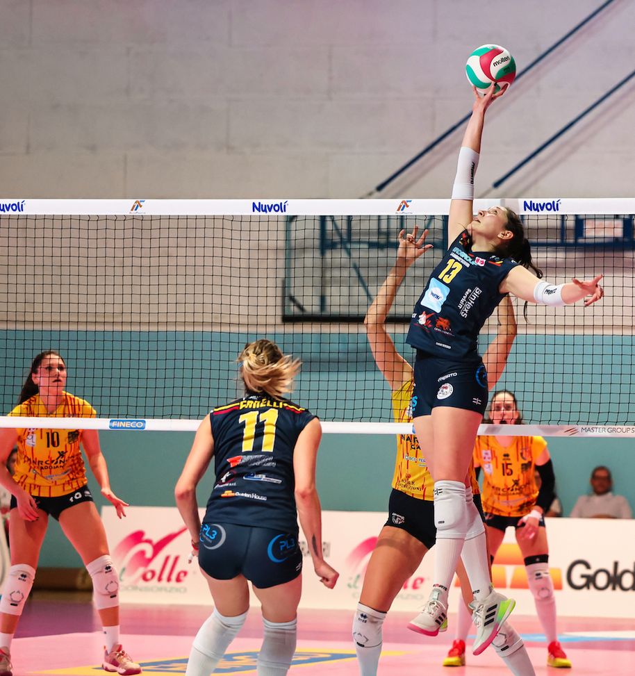 Bortolot in palleggio Nuvolì Altafratte, serie A2 appesa a un filo: domenica si va ad Olbia- immagine 2