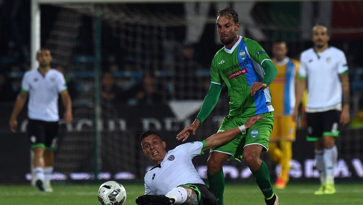 CESENA, ITALY - OCTOBER 14: Lorenzo Filippini (L) of Cesena and Gianmarco Zigoni of SPAL compete for the ball during the Serie B AC Cesena and SPAL at Dino Manuzzi Stadium on October 14, 2016 in Cesena, Italy. (Photo by Tullio M. Puglia/Getty Images) CESENA, ITALY - OCTOBER 14: Lorenzo Filippini (L) of Cesena and Gianmarco Zigoni of SPAL compete for the ball during the Serie B AC Cesena and SPAL at Dino Manuzzi Stadium on October 14, 2016 in Cesena, Italy. (Photo by Tullio M. Puglia/Getty Images)