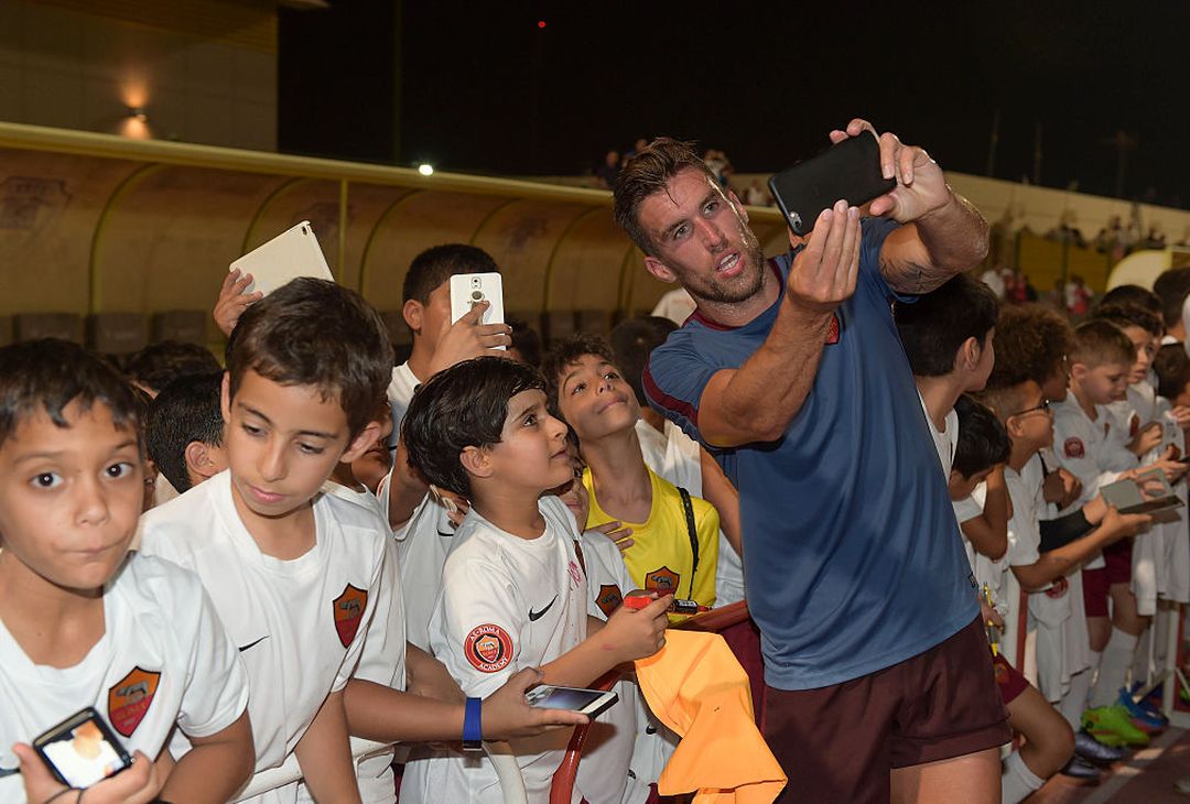  Kevin Strootman takes a selfie with AS Roma Academy members attends an As Roma training session at  on May 19, 2016 in Al Ain, United Arab Emirates. 