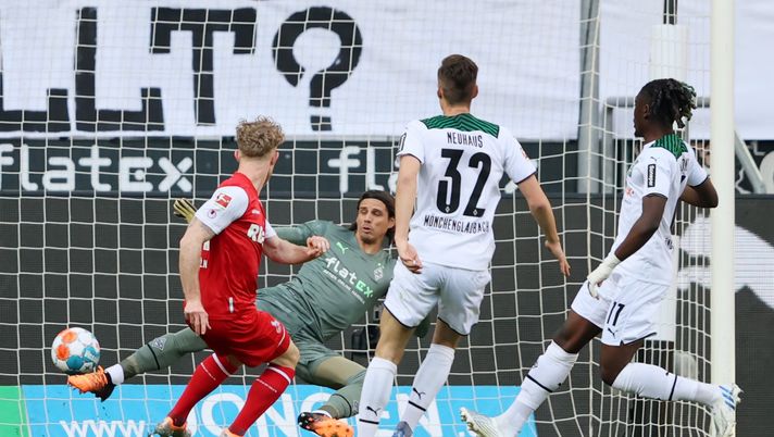 MOENCHENGLADBACH, GERMANY - APRIL 16: Florian Kainz of 1. FC Koln scores their side's second goal during the Bundesliga match between Borussia Mönchengladbach and 1. FC Köln at Borussia-Park on April 16, 2022 in Moenchengladbach, Germany. (Photo by Martin Rose/Getty Images) Il Colonia domina il derby renano: 3-1 al Monchengladbach - immagine 1
